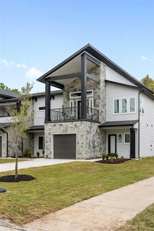 $2,800 | 696 North Center Street, Arlington, TX 76011