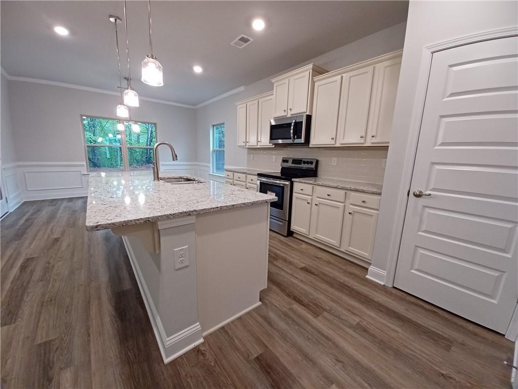 534 Creek Road Cornelia, GA 30531 - Photo 6 of 11 a kitchen with appliances a sink and cabinets