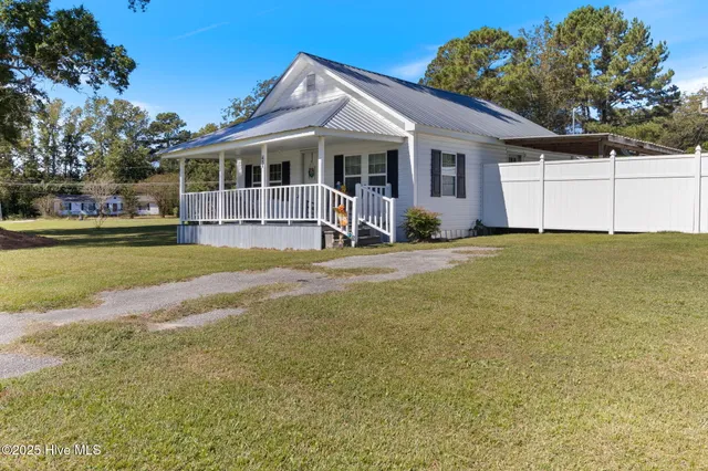 $189,000 | 410 Elizabethtown Road, Bladenboro, NC 28320