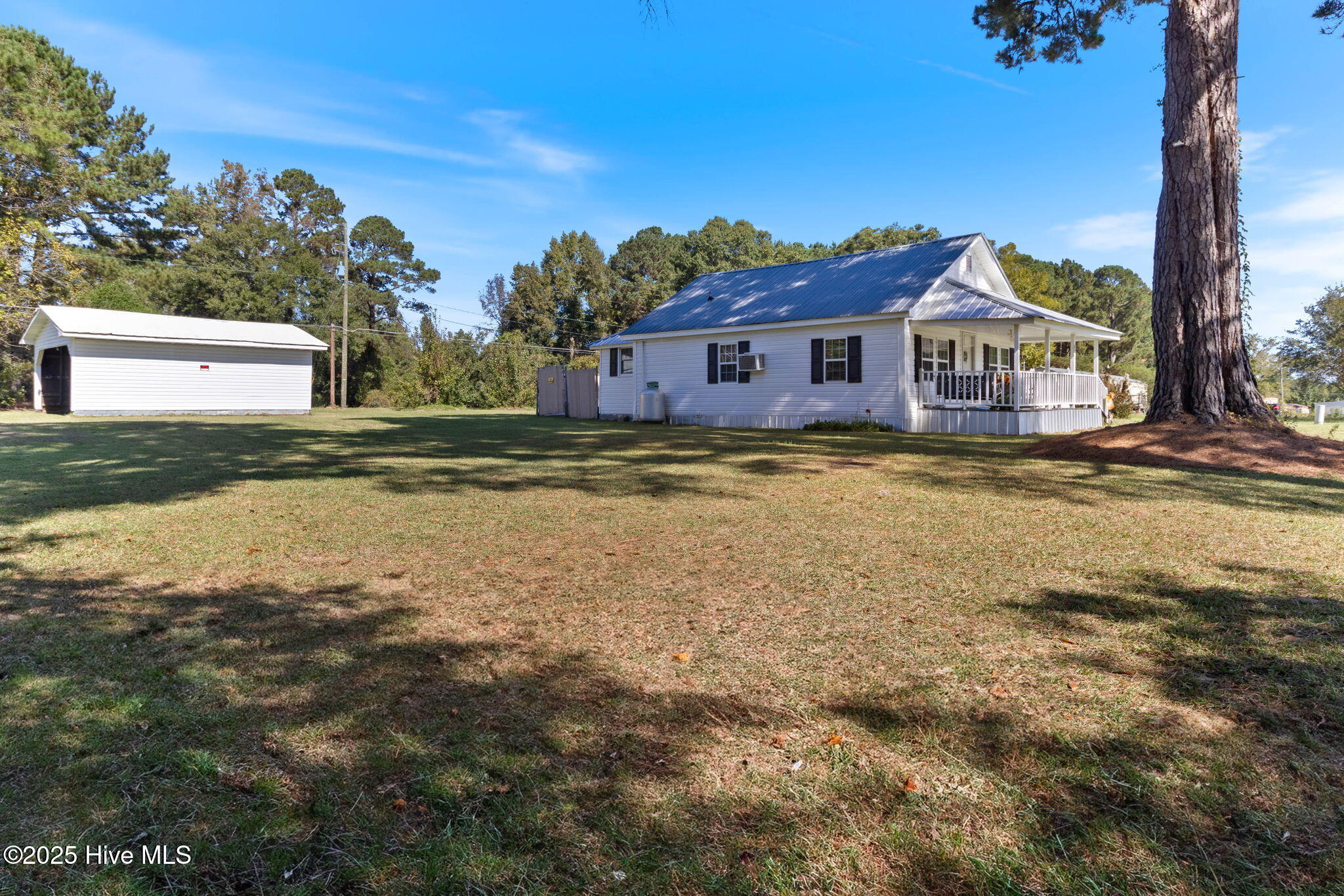 410 Elizabethtown Road Bladenboro, NC 28320 - Photo 3 of 44 5-web-or-mls-IMG_2289RE