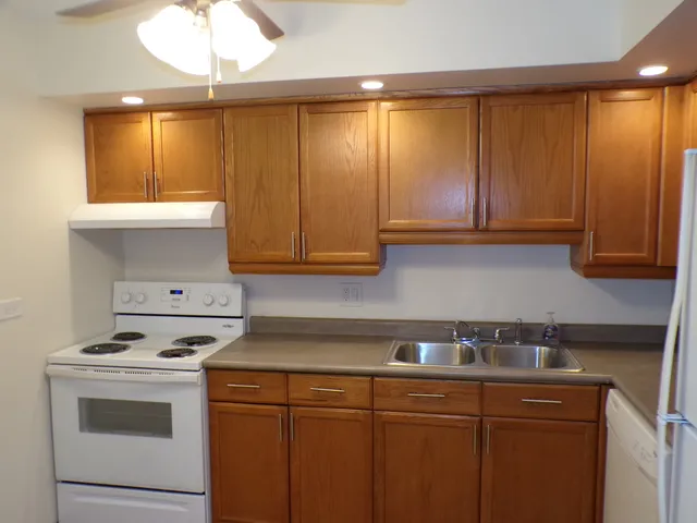 $1,800 | 809 South Dwyer Avenue, Unit 3E, Arlington Heights, IL 60005