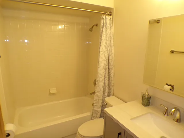 $1,800 | 809 South Dwyer Avenue, Unit 3E, Arlington Heights, IL 60005