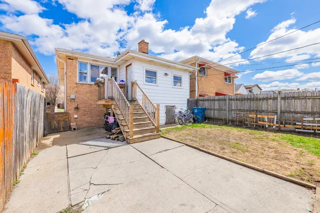 a view of backyard of the house