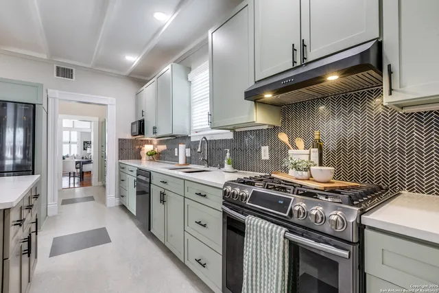 $439,000 | 922 North Pine Street, San Antonio, TX 78202