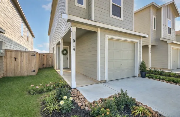 $1,900 | 914 Pertuso Lane, Huffman, TX 77336