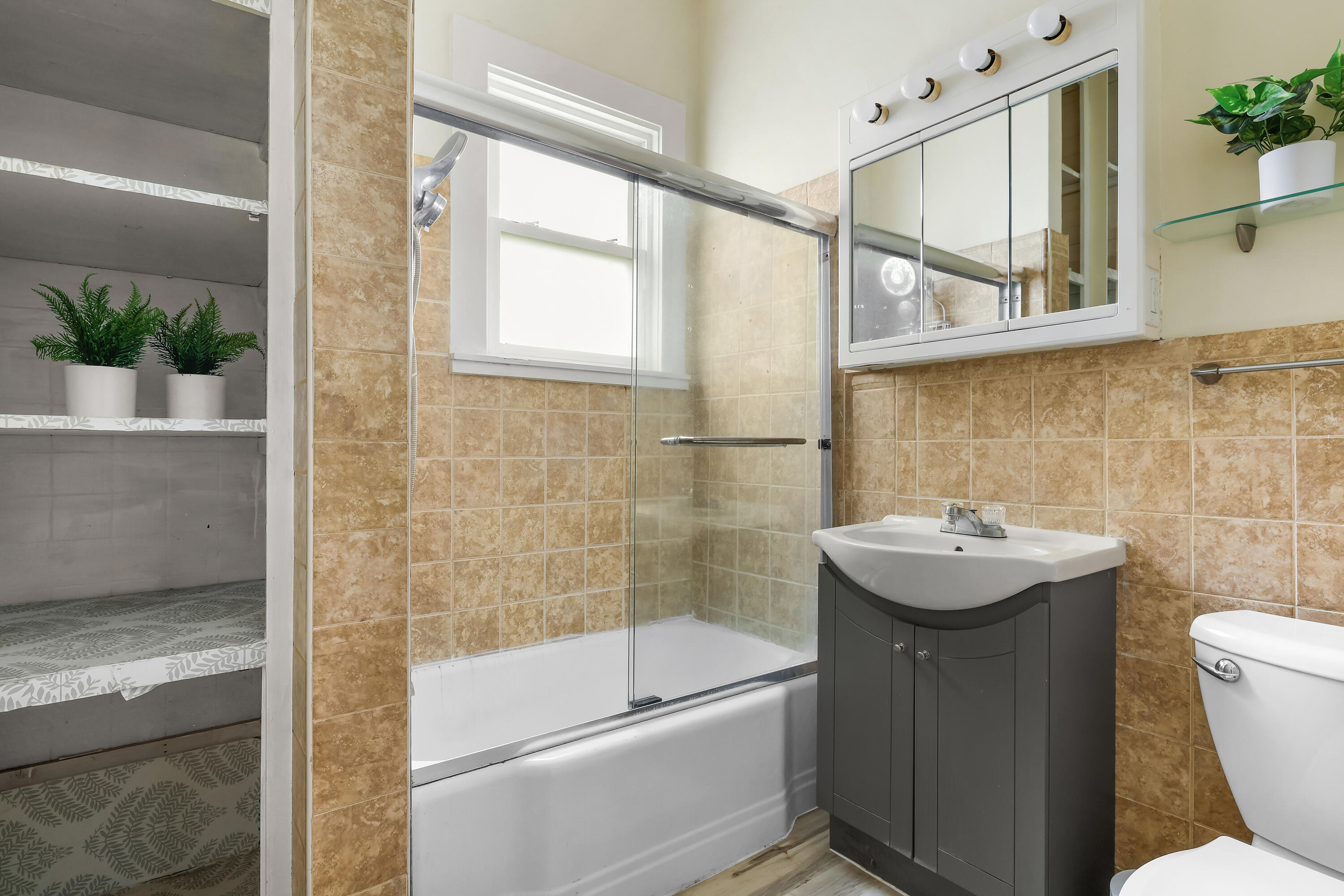 1402 George Street La Crosse, WI 54603 - Photo 13 of 20 Main Bath