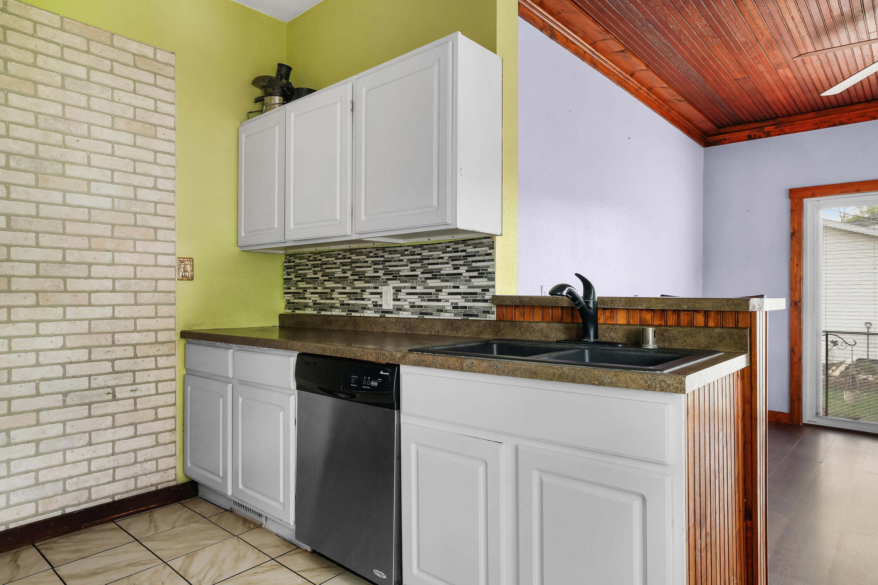 1402 George Street La Crosse, WI 54603 - Photo 10 of 20 Kitchen