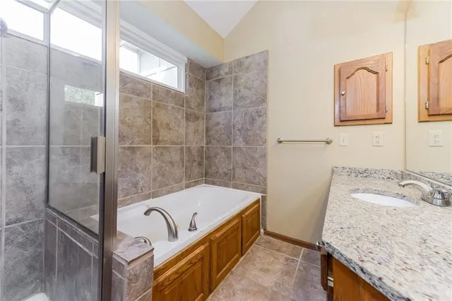 $2,360 | 4050 Southwest La Harve Drive, Lee's Summit, MO 64082