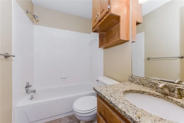 $2,360 | 4050 Southwest La Harve Drive, Lee's Summit, MO 64082