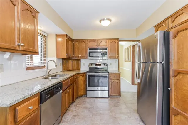 $2,360 | 4050 Southwest La Harve Drive, Lee's Summit, MO 64082