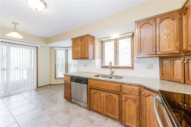 $2,360 | 4050 Southwest La Harve Drive, Lee's Summit, MO 64082