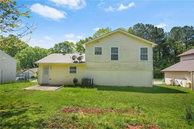 a view of a house with backyard