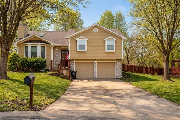 $299,500 | 1304 Circle, Greenwood, MO 64034