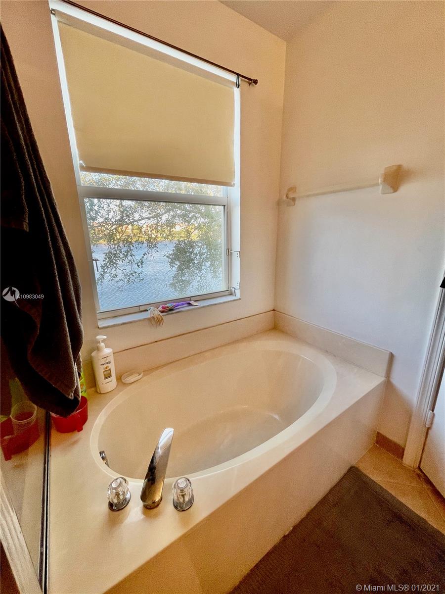 16237 Southwest 48th Street Miramar, FL 33027 - Photo 15 of 28 a bath tub sitting next to a shower