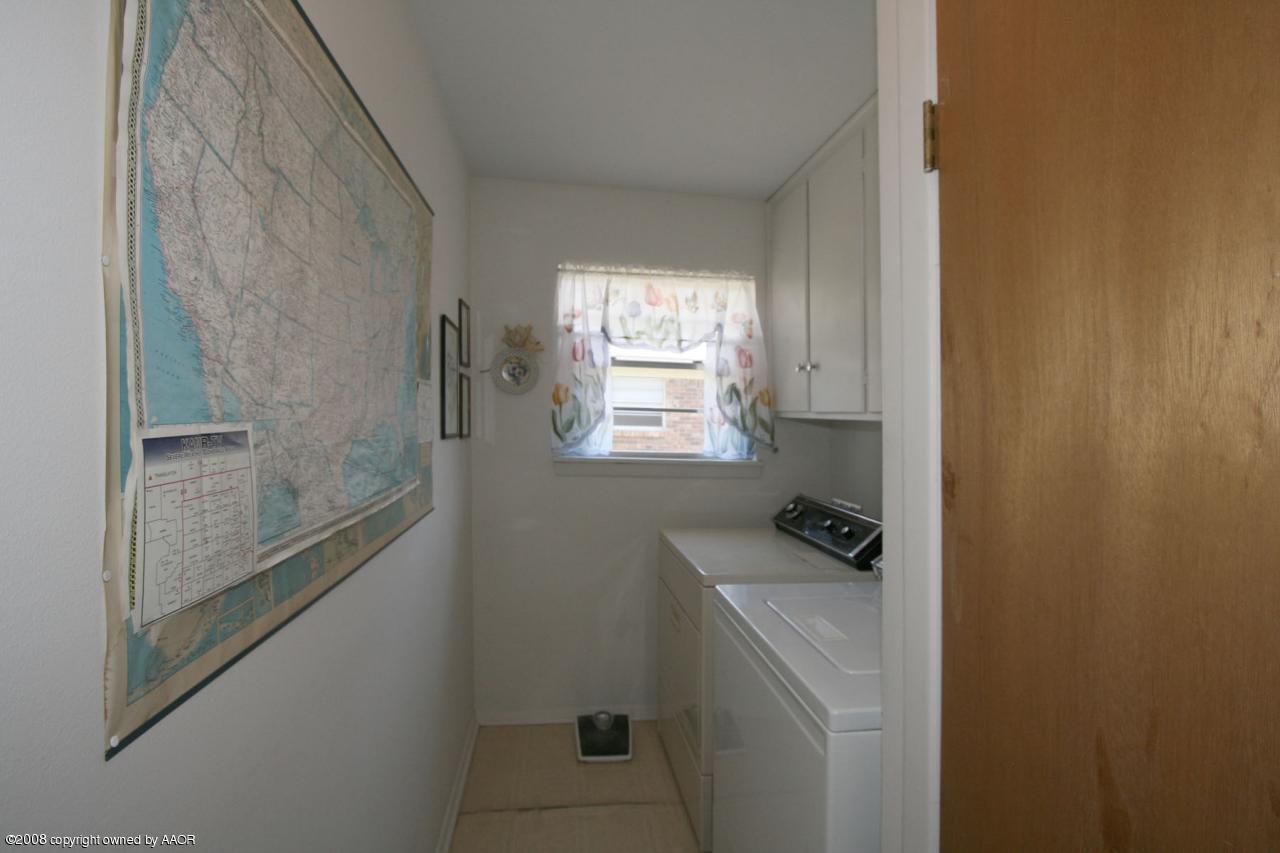 6711 Elmhurst Road Amarillo, TX 79106 - Photo 11 of 15 a bathroom with a window a sink and a window
