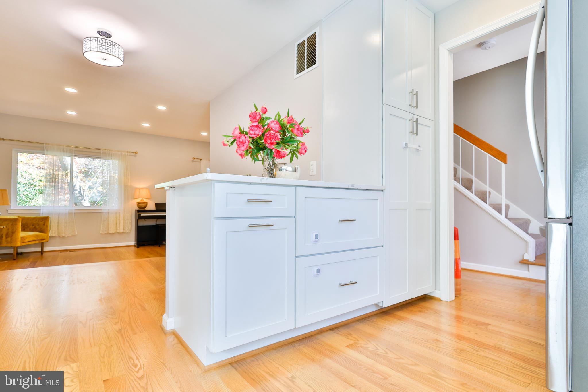 11817 Coopers Court Reston, VA 20191 - Photo 6 of 58 Bright and inviting kitchen space.
