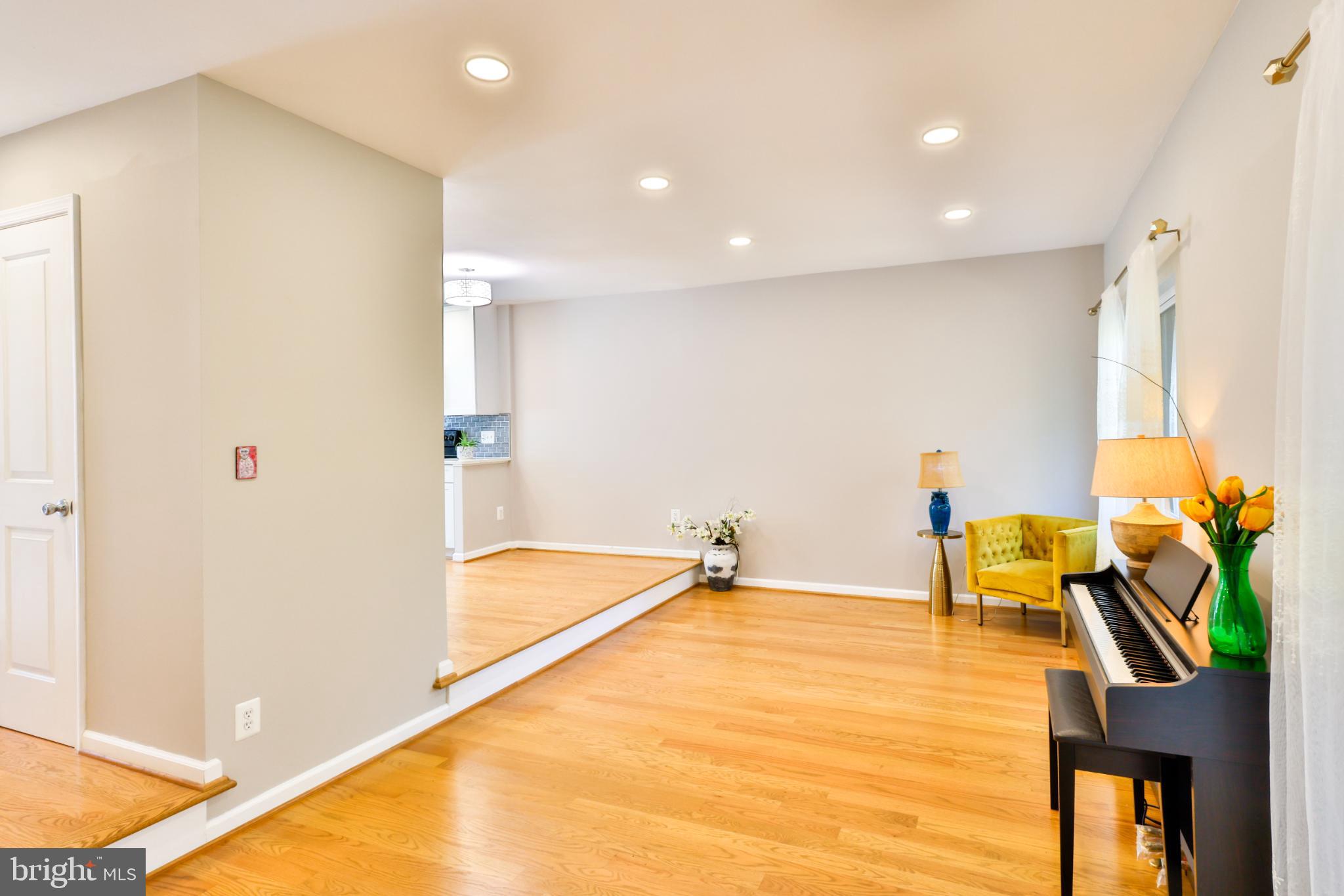 11817 Coopers Court Reston, VA 20191 - Photo 10 of 58 Spacious, sunlit living area with elegance.
