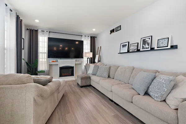 $430,000 | 14850 West Deere Drive, Manhattan, IL 60442