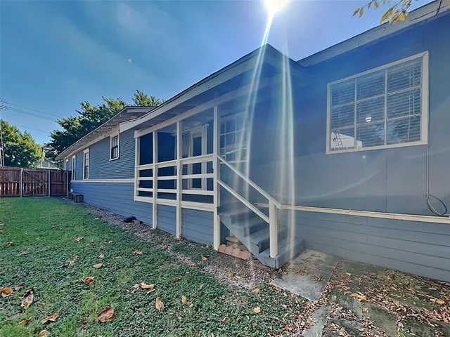 a view of house with backyard and porch