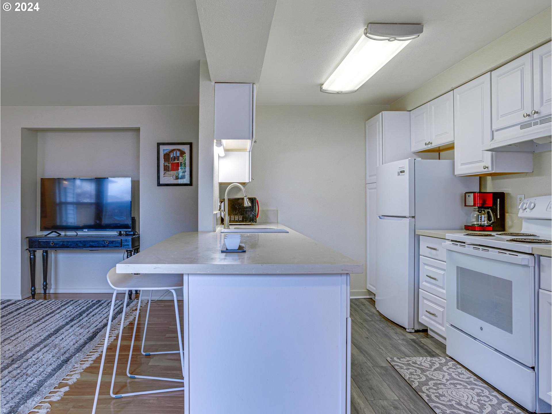 8913 Southeast Rhone Street Portland, OR 97266 - Photo 4 of 36