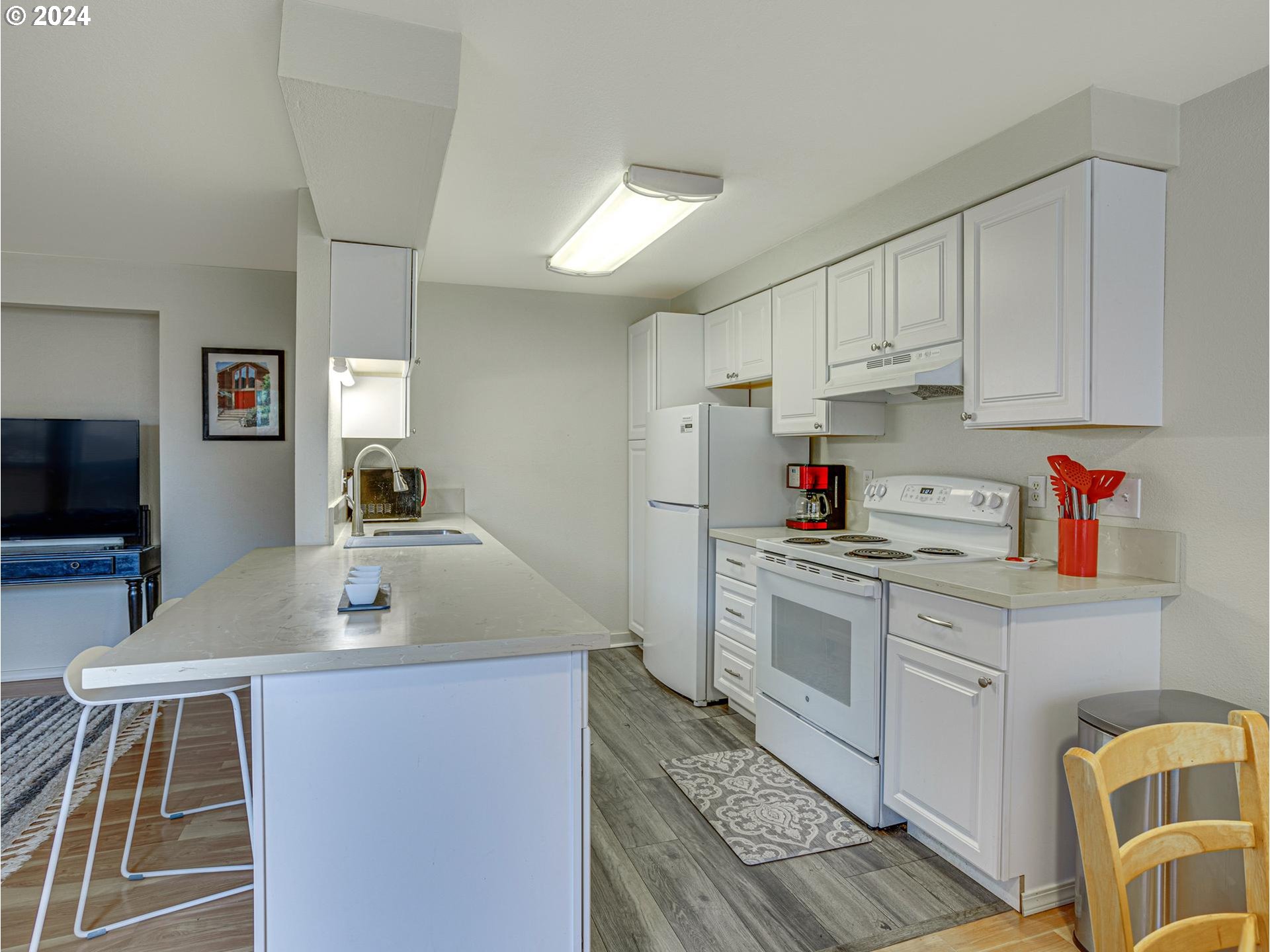 8913 Southeast Rhone Street Portland, OR 97266 - Photo 9 of 36