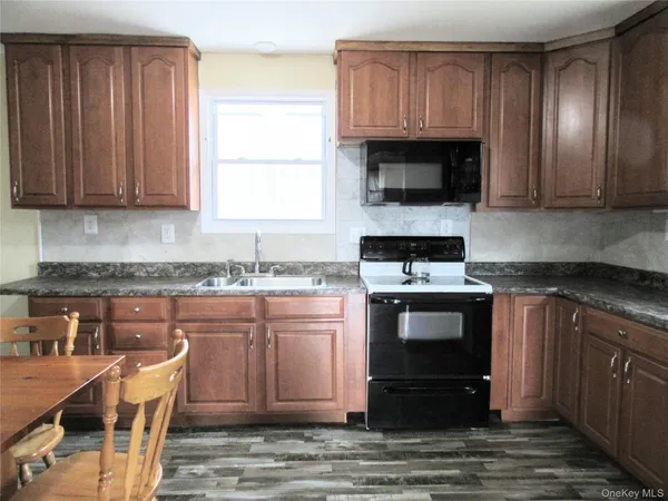 $2,650 | 18 Station Road, Salisbury Mills, NY 12577