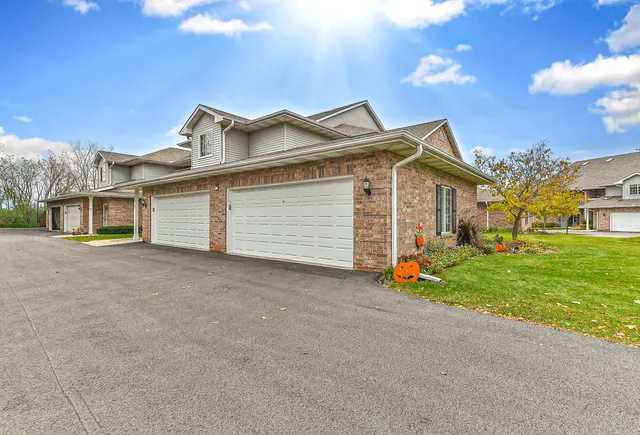 $334,999 | 509 Westfield Way, Unit F, Pewaukee, WI 53072