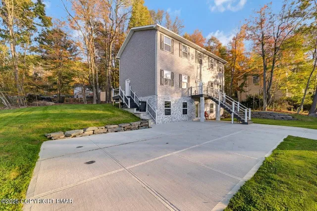 a view of a house with a yard