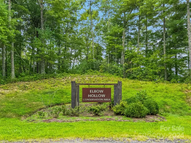 a sign of golf club on a wall
