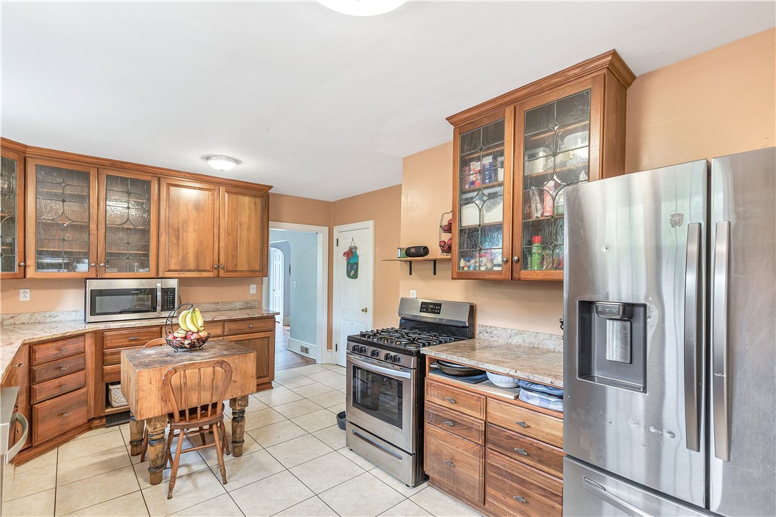 25 Central Avenue Honea Path, SC 29654 - Photo 4 of 29 This spacious kitchen offers ample cabinetry, modern appliances, and a convenient layout.