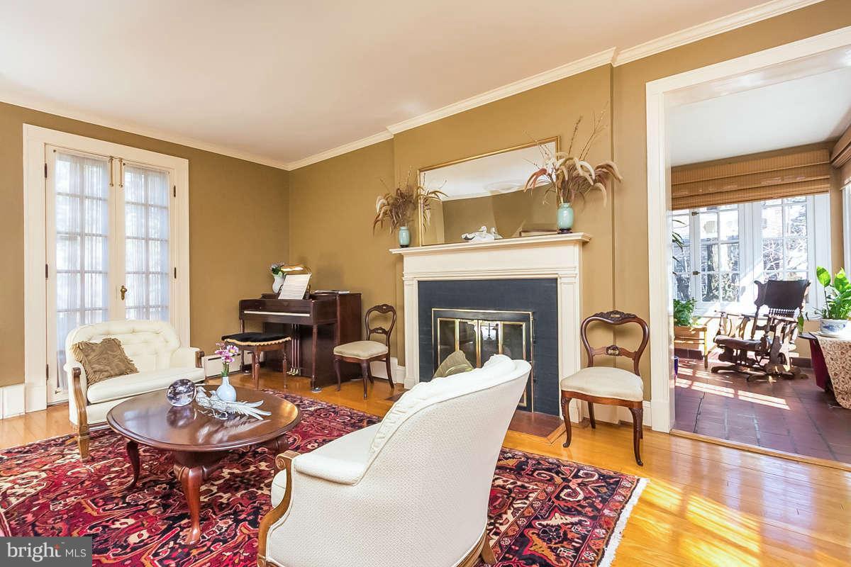 604 Somerset Road Baltimore, MD 21210 - Photo 3 of 16 Living Room