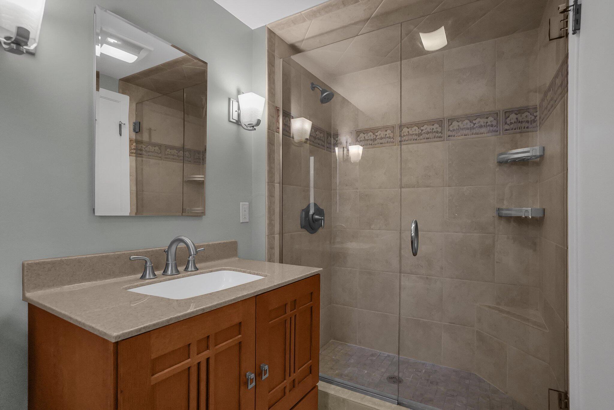 2510 Dover Road Columbus, OH 43209 - Photo 19 of 33 Hall Bath