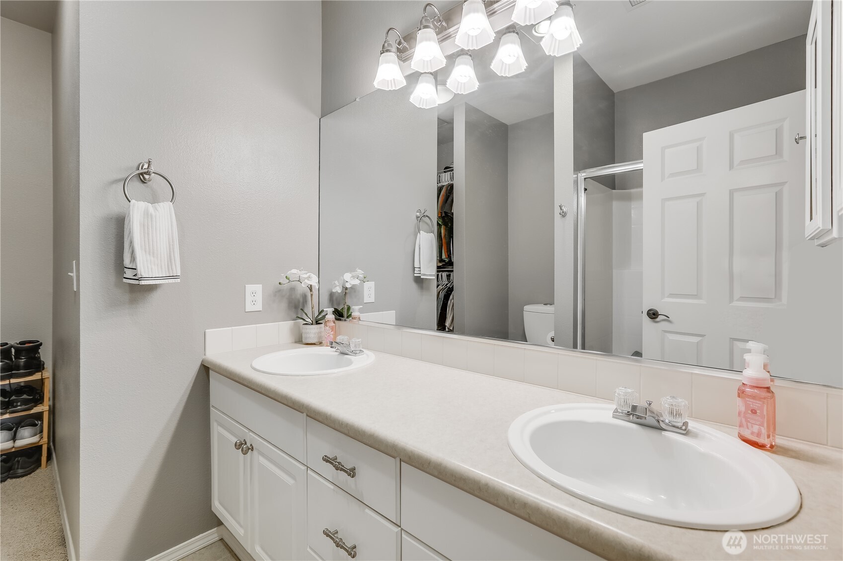 1800 Northeast 40th Street, Unit G5 Renton, WA 98056 - Photo 20 of 30 a bathroom with a sink and a mirror