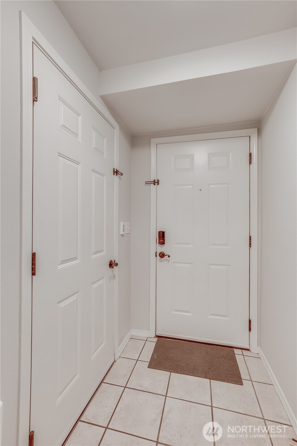 1800 Northeast 40th Street, Unit G5 Renton, WA 98056 - Photo 7 of 30 a view of an empty room