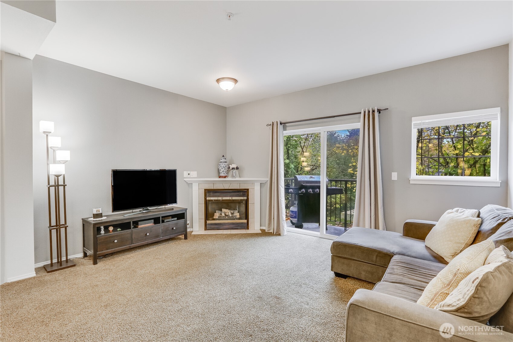 1800 Northeast 40th Street, Unit G5 Renton, WA 98056 - Photo 9 of 30 a living room with furniture tv and window