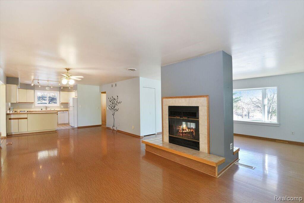 4935 Bullard Road Hartland, MI 48353 - Photo 5 of 18 5 great room.jpg