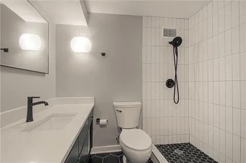 $304,950 | 4550 Warwick Boulevard, Unit 210211, Kansas City, MO 64111