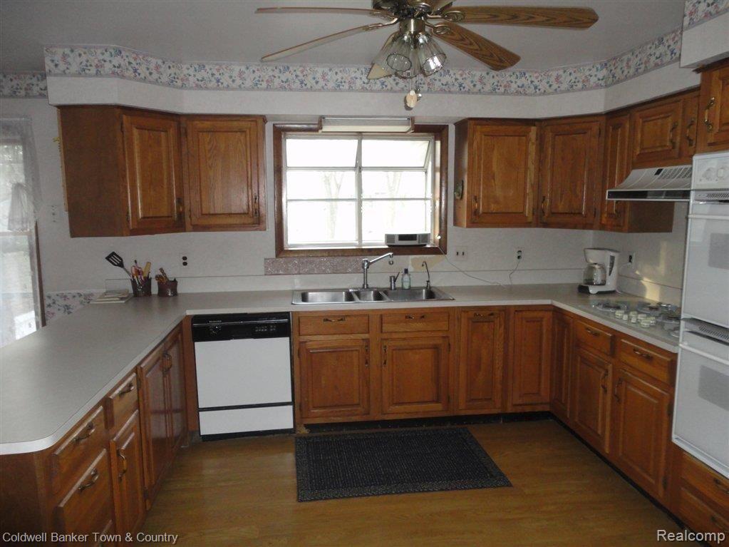 9140 River Valley Road Brighton, MI 48116 - Photo 10 of 14 009.JPG