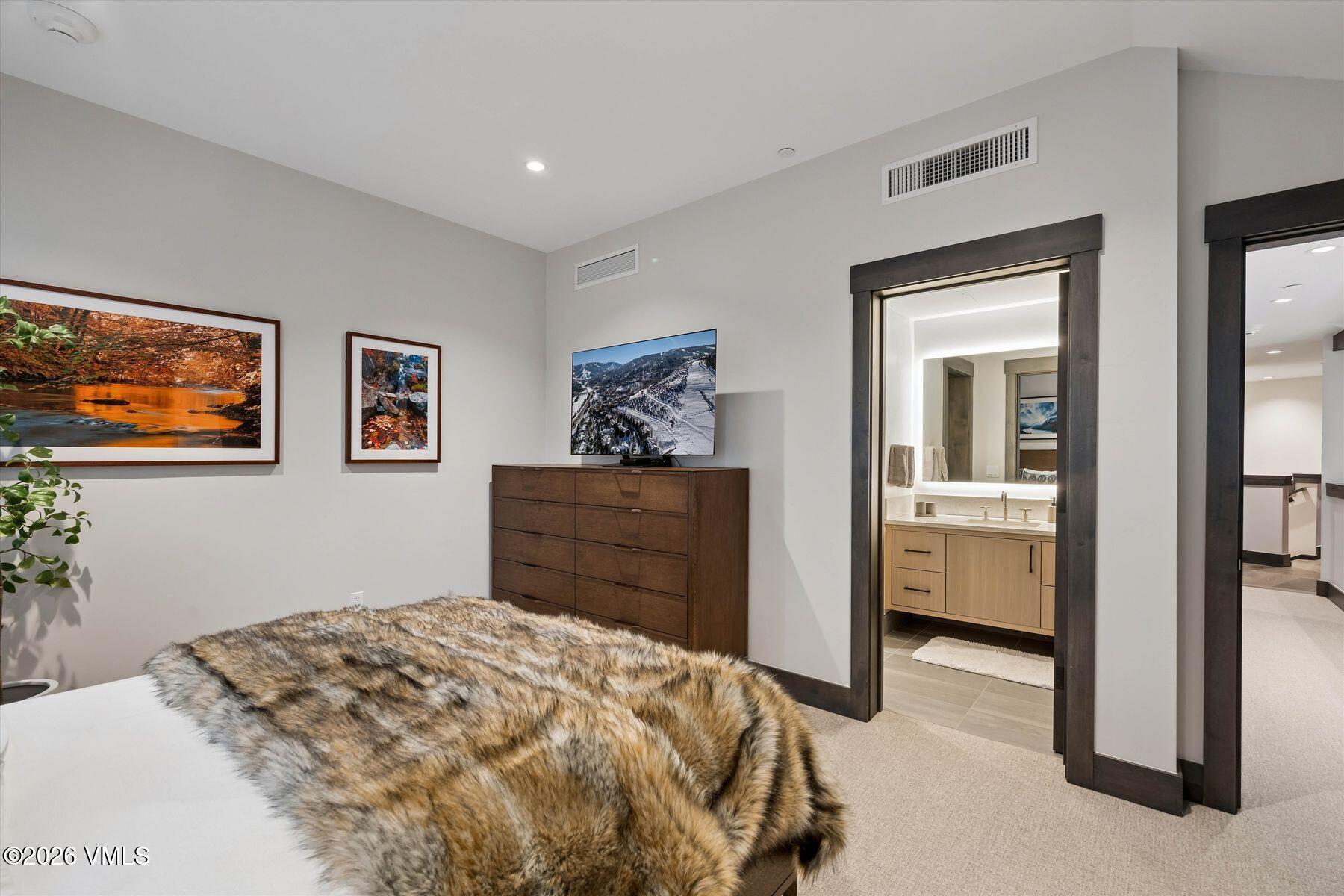 42 Riverfront Lane, Unit 508 Avon, CO 81620 - Photo 29 of 57 a bedroom with a bed and a view of bathroom