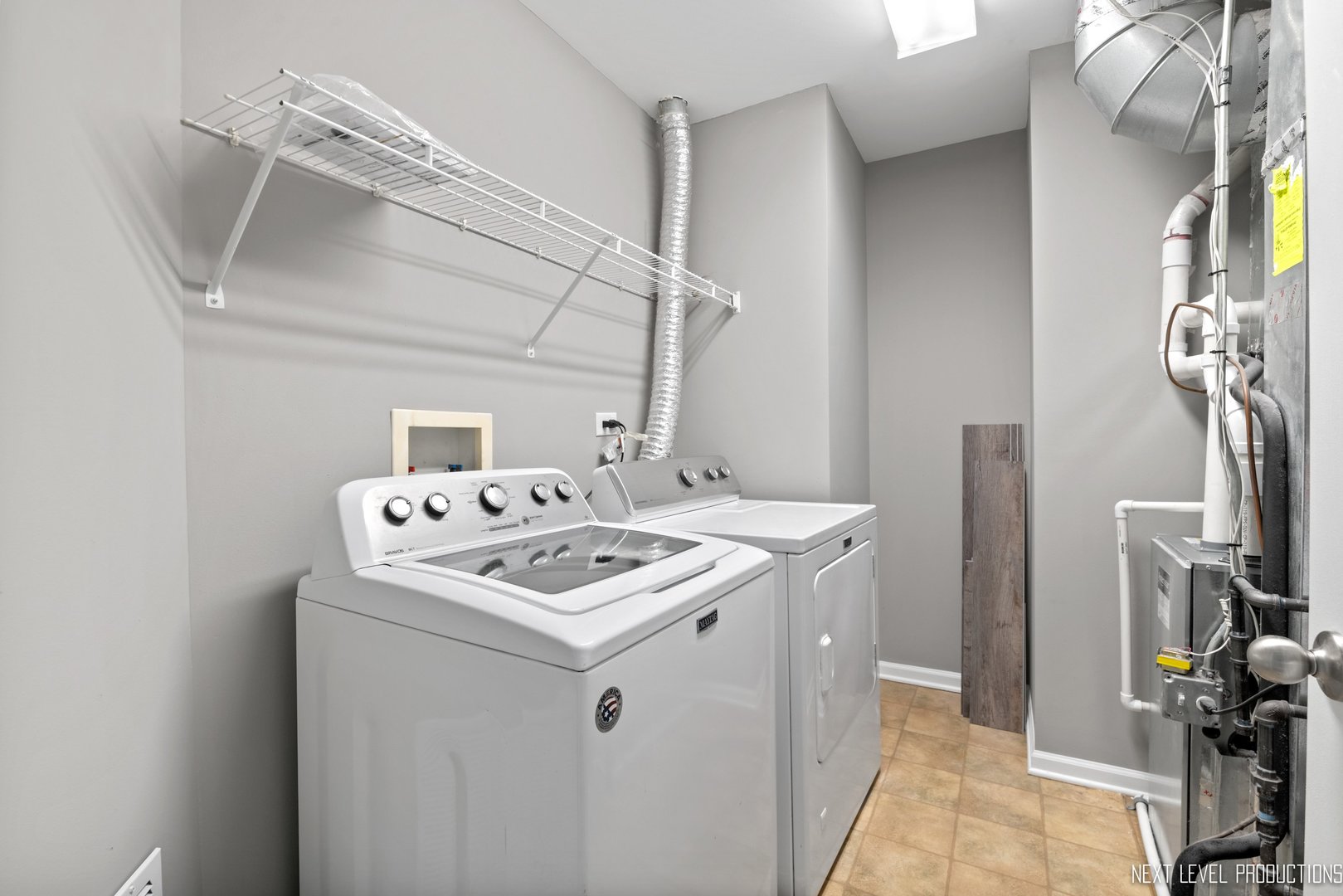 533 Metropolitan Street Aurora, IL 60502 - Photo 15 of 18 a utility room with dryer and washer