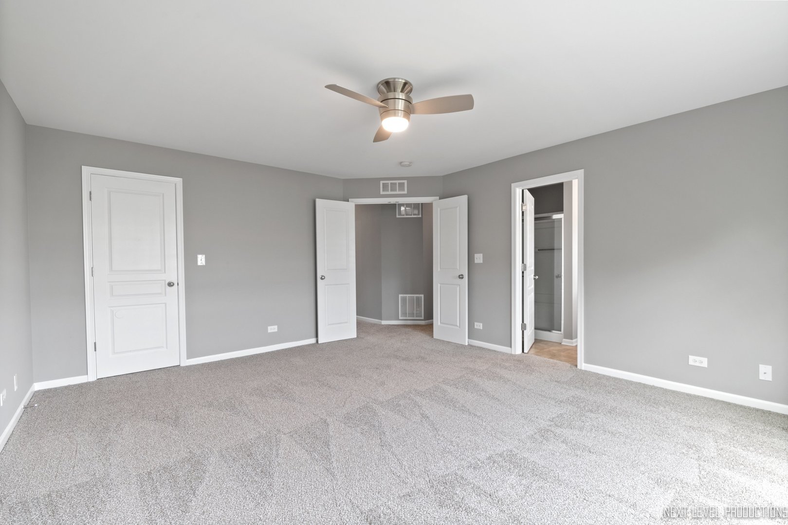 533 Metropolitan Street Aurora, IL 60502 - Photo 10 of 18 a view of an empty room with a ceiling fan