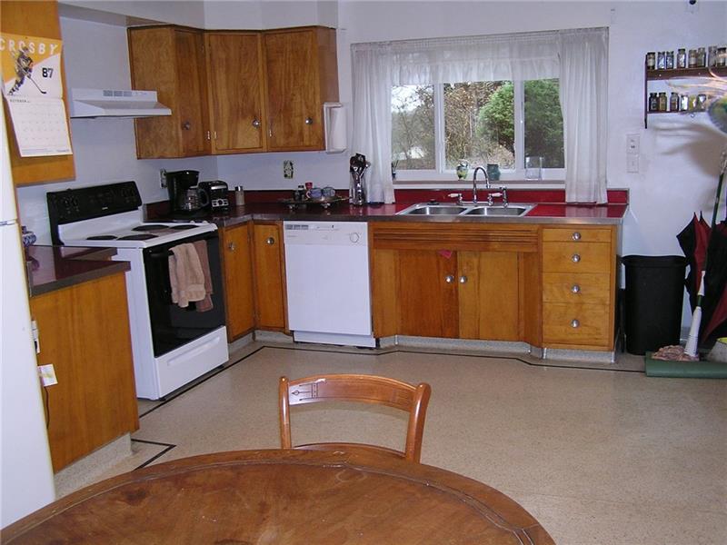 Large eat in kitchen
