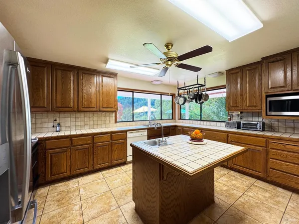 $830,000 | 1800-1810 Boonville Road, Ukiah, CA 95482