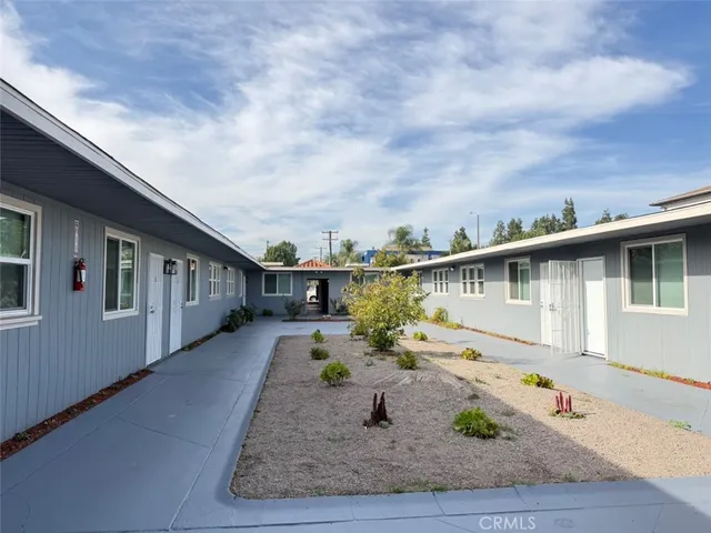a view of a house with backyard