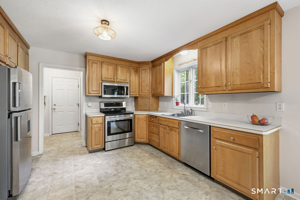 212 Martin Road Hebron, CT 06248 - Photo 9 of 36 Gallery Image 9