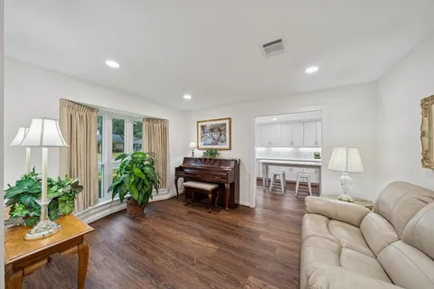 $750,000 | 6422 Waltway Drive, Houston, TX 77008