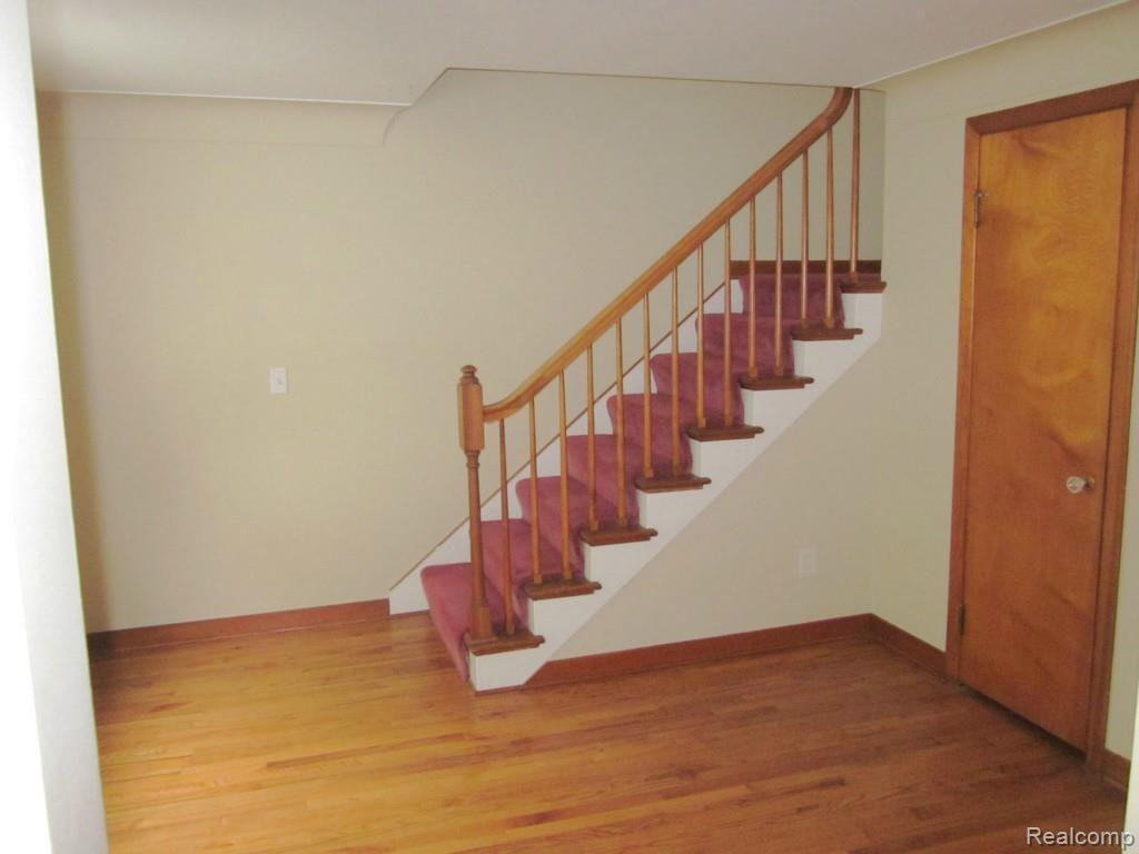 14151 Newburgh Road Livonia, MI 48150 - Photo 19 of 39 17 Foyer 2.jpg