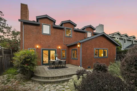 a view of a house with yard and plants