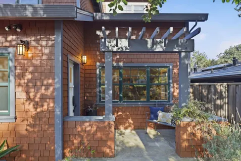 a view of entryway front of house