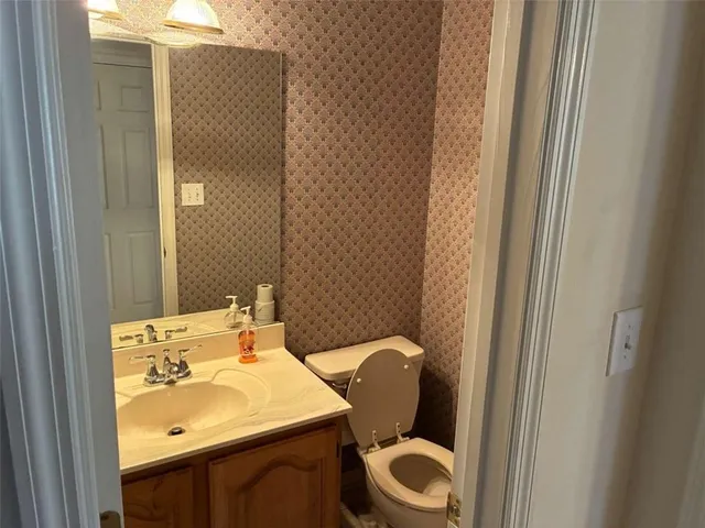 a view of a house with backyard and garden